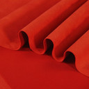 Gros plan sur la texture douce et l'élasticité du tissu suedette adhésif pour auto et DIY