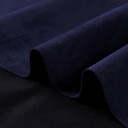 Gros plan sur la texture douce et l'élasticité du tissu suedette adhésif pour auto et DIY
