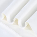Gros plan sur la texture douce et l'élasticité du tissu suedette adhésif pour auto et DIY