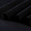 Gros plan sur la texture douce et l'élasticité du tissu suedette adhésif pour auto et DIY