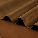 Gros plan sur la texture douce et l'élasticité du tissu suedette adhésif pour auto et DIY