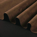 Gros plan sur la texture douce et l'élasticité du tissu suedette adhésif pour auto et DIY