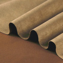 Gros plan sur la texture douce et l'élasticité du tissu suedette adhésif pour auto et DIY