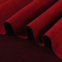 Gros plan sur la texture douce et l'élasticité du tissu suedette adhésif pour auto et DIY