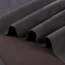 Gros plan sur la texture douce et l'élasticité du tissu suedette adhésif pour auto et DIY