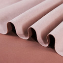 Gros plan sur la texture douce et l'élasticité du tissu suedette adhésif pour auto et DIY