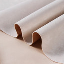 Gros plan sur la texture douce et l'élasticité du tissu suedette adhésif pour auto et DIY