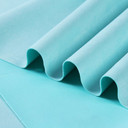 Gros plan sur la texture douce et l'élasticité du tissu suedette adhésif pour auto et DIY