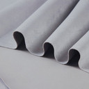 Gros plan sur la texture douce et l'élasticité du tissu suedette adhésif pour auto et DIY