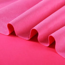 Gros plan sur la texture douce et l'élasticité du tissu suedette adhésif pour auto et DIY