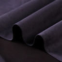 Gros plan sur la texture douce et l'élasticité du tissu suedette adhésif pour auto et DIY