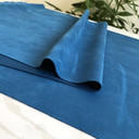 Gros plan sur la texture douce et l'élasticité du tissu suedette adhésif pour auto et DIY