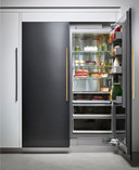 poignée de tiroir en laiton moleté ADM DESIGN L3065-long installée sur une armoire contemporaine