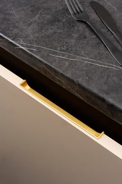 Poignée Hide encastrée en zamak, design minimaliste avec finitions inox, chromé brillant, blanc mat, aluminium look, or brossé et noir mat, idéale pour décors modernes.
