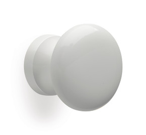 Gros plan du bouton rond en bois tourné (hêtre) avec manchon en laiton Mital Design, présentant une sélection des différentes finitions disponibles (blanc laqué, cerise, hêtre, frêne, noyer clair, noyer foncé). Gros plan du bouton rond en bois tourné (hêtre) avec manchon en laiton Mital Design, présentant une sélection des différentes finitions disponibles (blanc laqué, cerise, hêtre, frêne, noyer clair, noyer foncé).