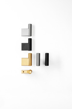 Présentation de la patère "Graf" de Viefe dans ses trois finitions disponibles (aspect inox, laiton brossé, noir brossé).