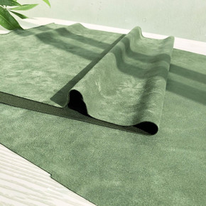 Gros plan sur la texture douce et l'élasticité du tissu suedette adhésif pour auto et DIY