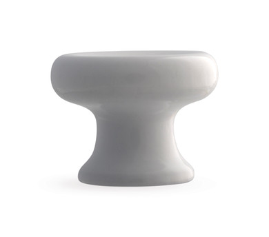 Gros plan du bouton rond en bois tourné (hêtre) avec manchon en laiton Mital Design, présentant les différentes finitions disponibles : blanc laqué, hêtre brut, noyer clair et noir laqué