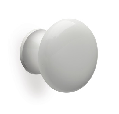 Gros plan du bouton rond en bois tourné (hêtre) avec manchon en laiton Mital Design, présentant une sélection des huit finitions disponibles (blanc laqué, cerise, hêtre, frêne, hêtre brut, noyer clair, noyer foncé, bruyère).