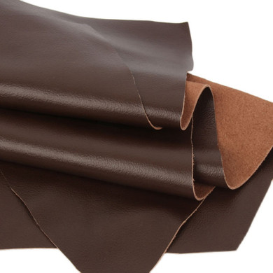 Gros plan sur la texture grainée du cuir véritable pour canapé et maroquinerie