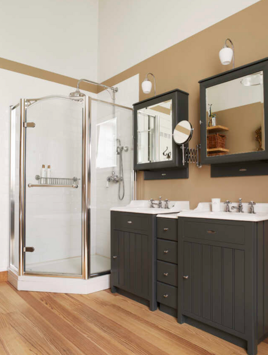 Ensemble de salle de bain Oxford Kenny & Mason avec un meuble double vasque en bois massif blanc et deux lavabos en porcelaine anglaise à 1 trou de robinetterie visible sur l'image. Robinetterie incluse sur l'image.