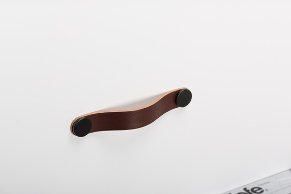 Poignée en cuir Flexa Viefe en cuir  marron avec des détails métallique