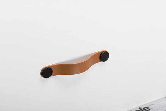Poignée en cuir Flexa Viefe en cuir marron  avec des détails métallique