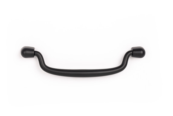Gros plan de la poignée anneau Pendant en zamak, mettant en évidence son design vintage et la forme de l'anneau avec son support arrondi, dans l'une des trois finitions élégantes disponibles (étain, bronze antique ou noir mat)