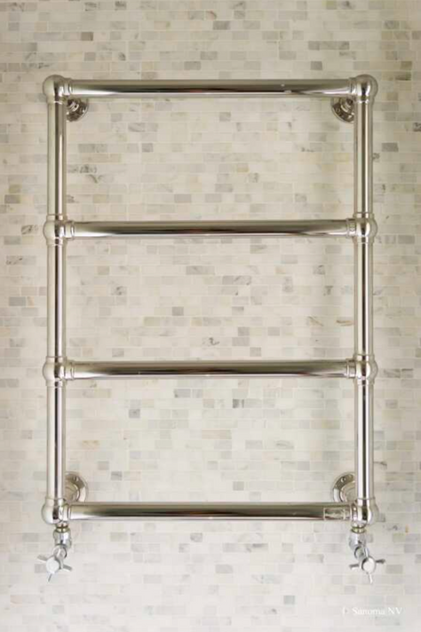Porte-serviettes chauffant mural "Oxford" de Kenny & Mason, illustrant son design classique et sa fabrication en laiton massif.
