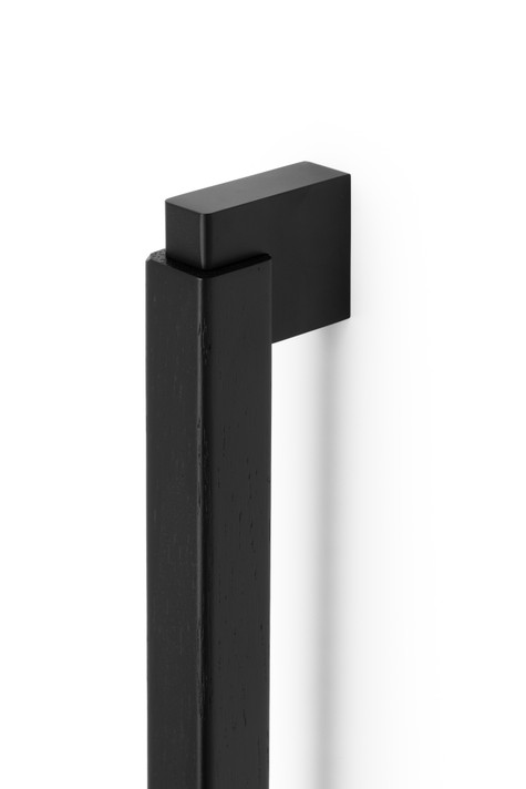Présentation de la poignée "Duo Mini"  de Viefe dans l'une de leurs différentes longueurs et finitions de bois (chêne naturel, noyer, chêne laqué noir mat) avec le col en aluminium.