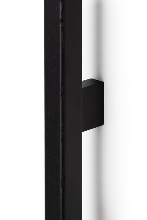 Présentation de la poignée "Duo Mini"  de Viefe dans l'une de leurs différentes longueurs et finitions de bois (chêne naturel, noyer, chêne laqué noir mat) avec le col en aluminium.