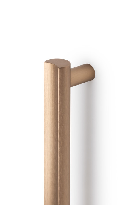 résentation de la poignée en aluminium "Moon Big" de Viefe dans ses différentes finitions (noir brossé, inox look, laiton cava brossé, bronze brossé) et longueurs (1096 mm et 424 mm).