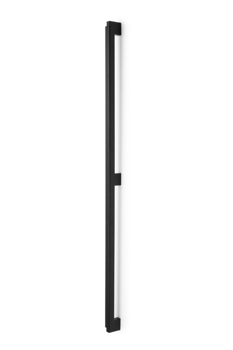 Présentation de la poignée "Duo Big" de Viefe dans ses différentes longueurs (entraxe 480 mm et 960 mm) et finitions de bois (chêne naturel, noyer, chêne laqué noir mat) avec le col en aluminium.