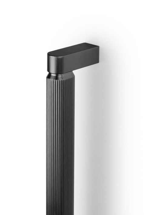 Présentation de la poignée en aluminium "Brooklyn Big" de Viefe dans ses différentes longueurs (1074 mm et 466 mm) et finitions (nickel poli, noir brossé, noir titane, laiton cava brossé, bronze brossé).