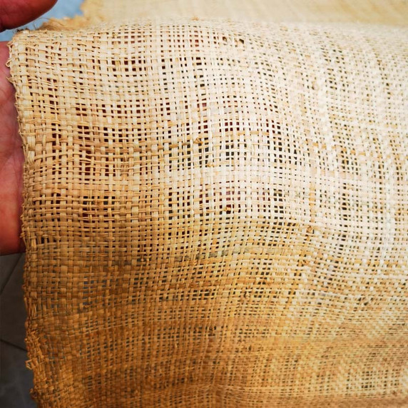 Tapis de raphia naturel tissé à la main en rouleau, vue d'ensemble