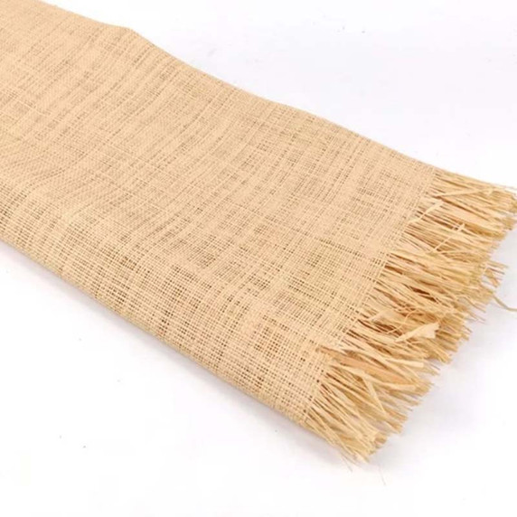 Tapis de raphia naturel tissé à la main en rouleau, vue d'ensemble