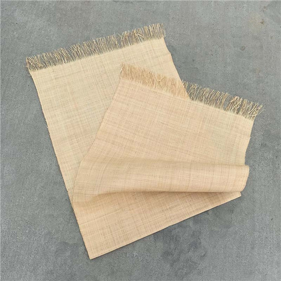 Tapis de raphia naturel tissé à la main en rouleau, vue d'ensemble
