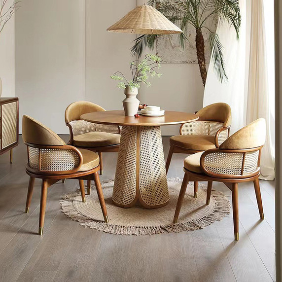 Chaise avec dossier en rotin naturel fraîchement cannissé, projet DIY
