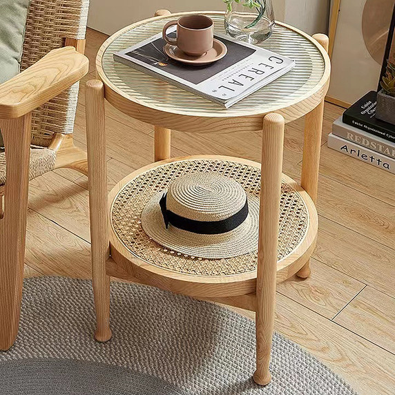 Table en rotin naturel fraîchement cannissé, projet DIY