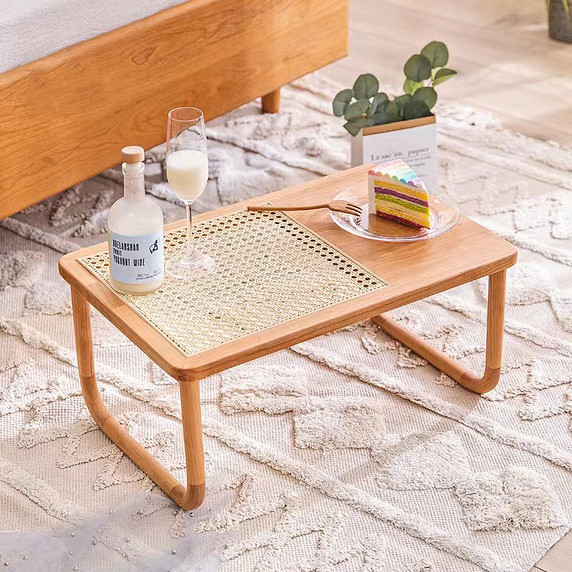 Table en rotin naturel fraîchement cannissé, projet DIY
