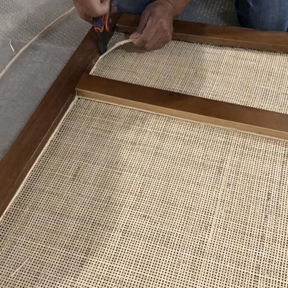 Gros plan du tissage en rotin naturel pour cannage de chaise, texture détaillée