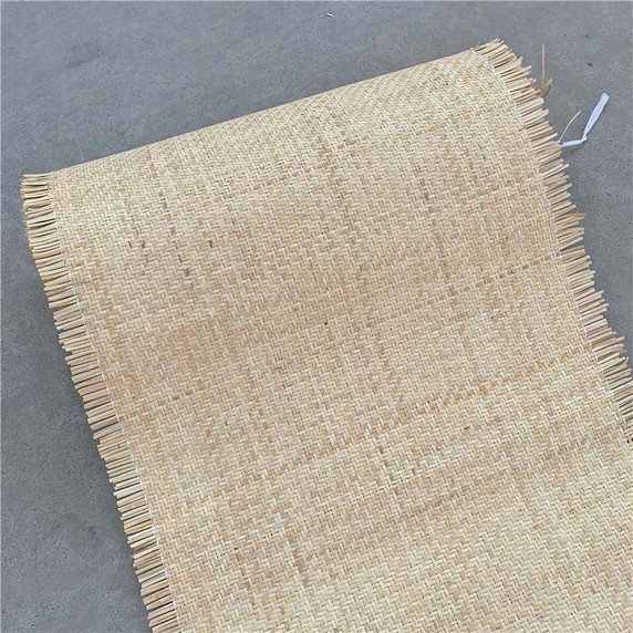 Gros plan du tissage en rotin naturel pour cannage de chaise, texture détaillée