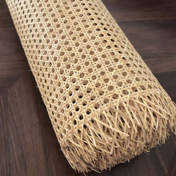 Gros plan du tissage en rotin naturel pour cannage de chaise, texture détaillée