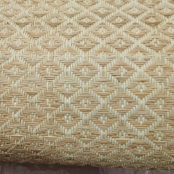 Gros plan du tissage en rotin naturel pour cannage de chaise, texture détaillée
