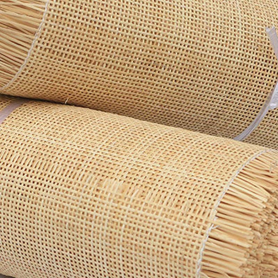 Gros plan du tissage en rotin naturel pour cannage de chaise, texture détaillée