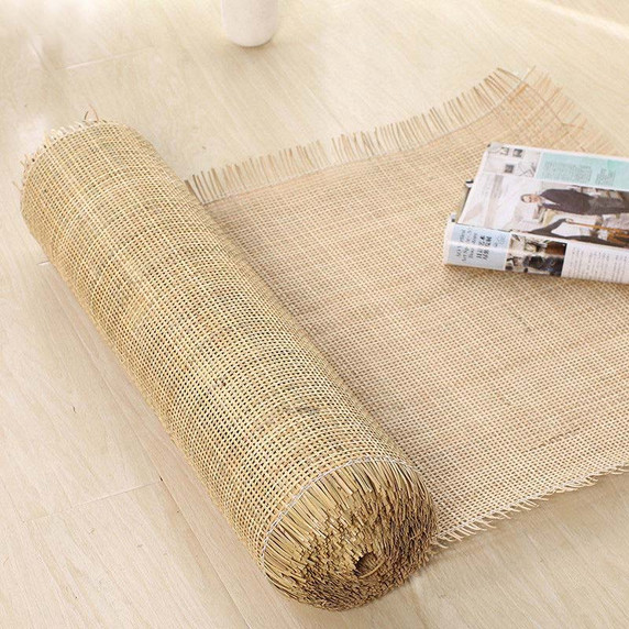 Gros plan du tissage en rotin naturel pour cannage de chaise, texture détaillée