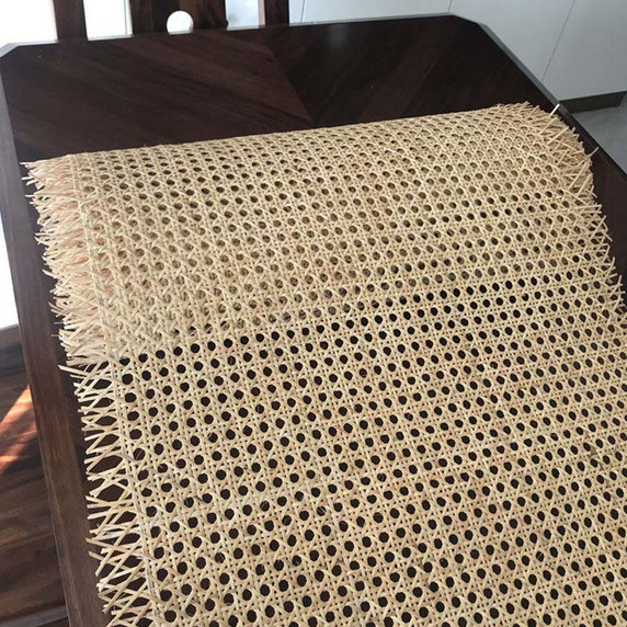 Gros plan du tissage en rotin naturel pour cannage de chaise, texture détaillée