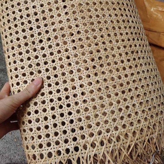 Gros plan du tissage en rotin naturel pour cannage de chaise, texture détaillée