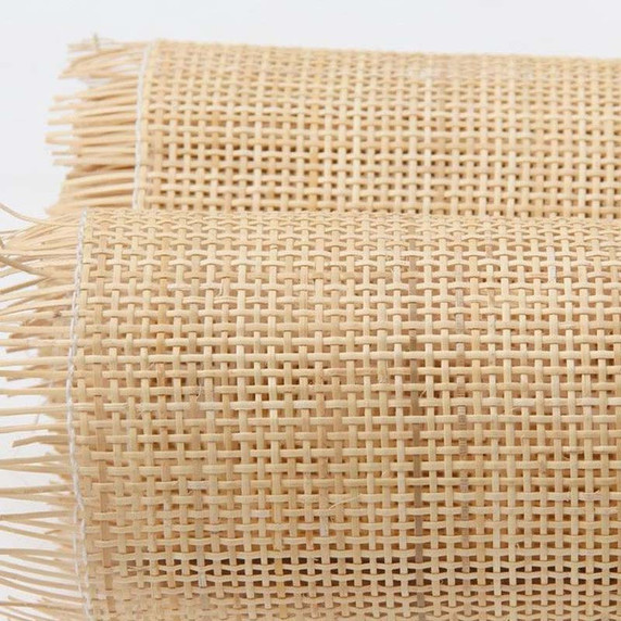 Gros plan du tissage en rotin naturel pour cannage de chaise, texture détaillée