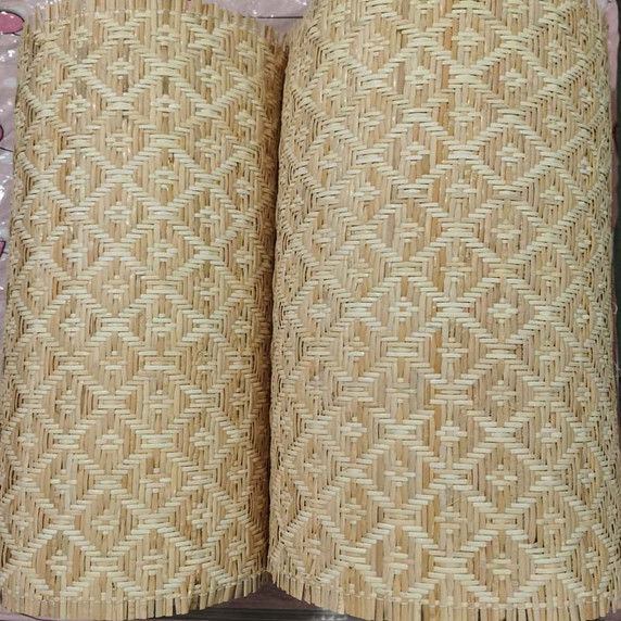 Gros plan du tissage en rotin naturel pour cannage de chaise, texture détaillée